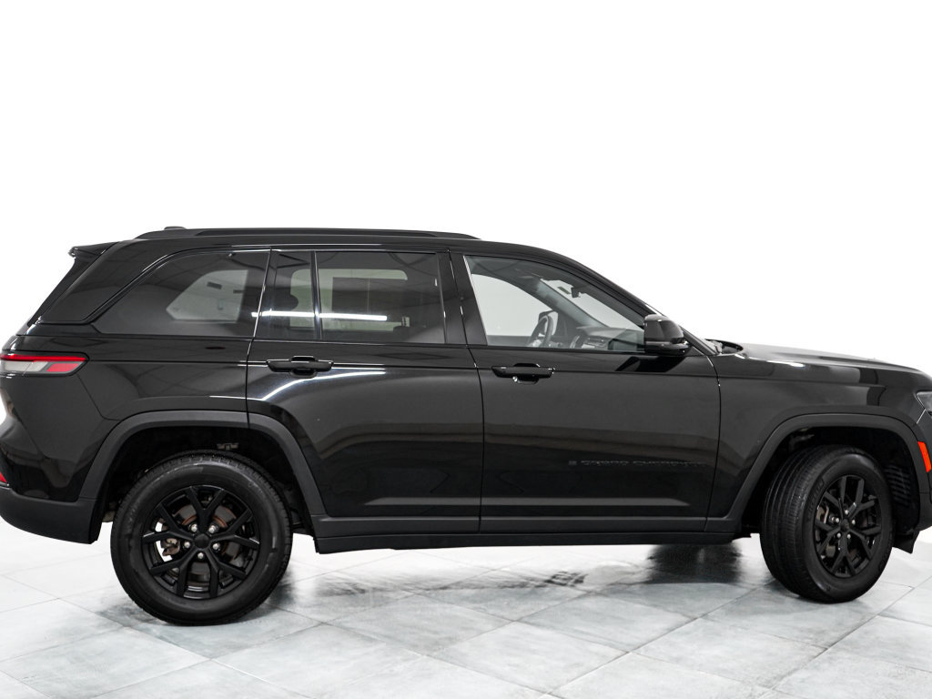 Certified 2025 Jeep Grand Cherokee Altitude AWD/4WD image 7