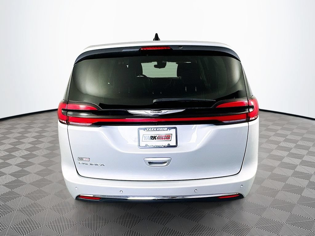 Certified 2024 Chrysler Pacifica Touring-L FWD image 9