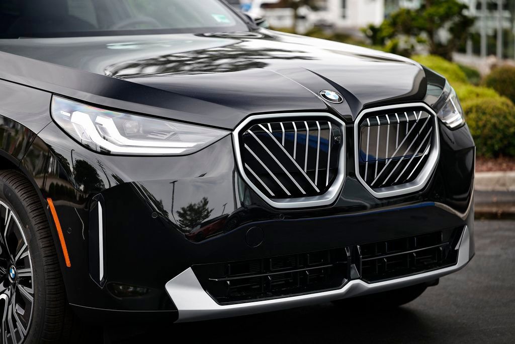 Used 2025 BMW X3 xDrive30i w/ Premium Package image 2