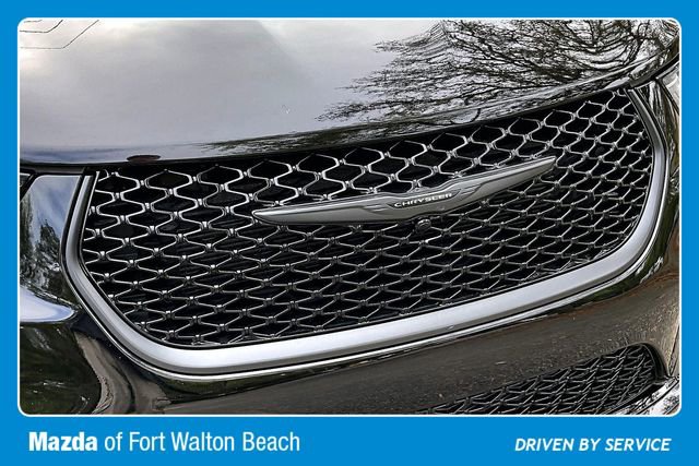 Used 2025 Chrysler Pacifica Limited image 33