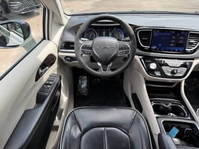 Used 2024 Chrysler Pacifica Limited FWD image 15