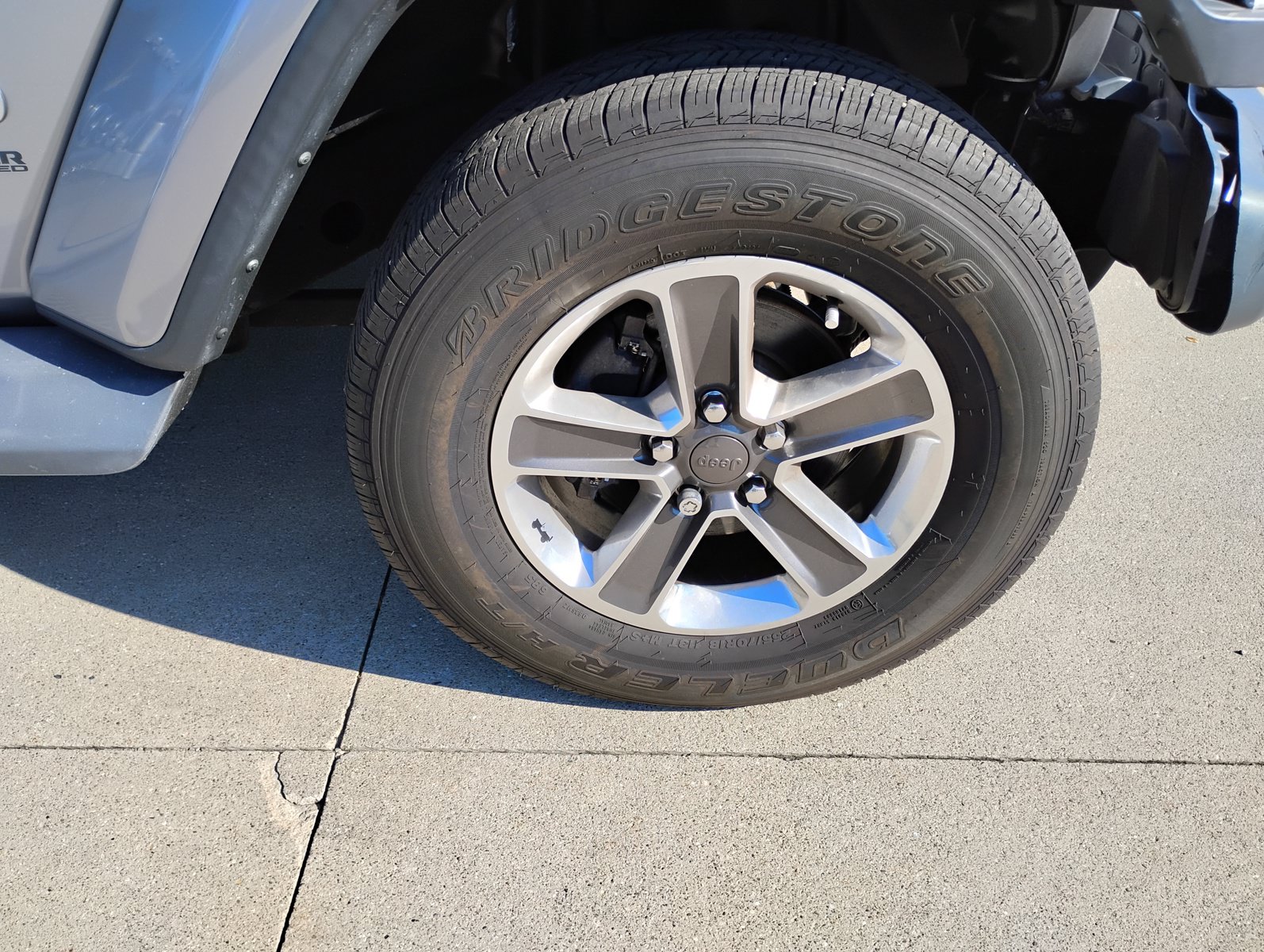 Used 2018 Jeep Wrangler Unlimited Sahara AWD/4WD image 31