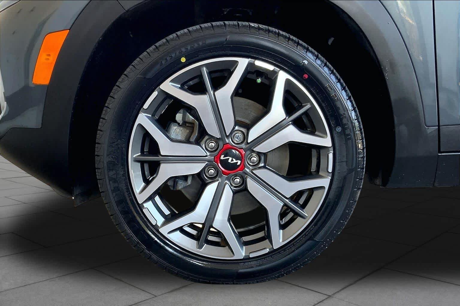 Used 2023 Kia Seltos SX w/ SX Sunroof Package AWD/4WD image 11
