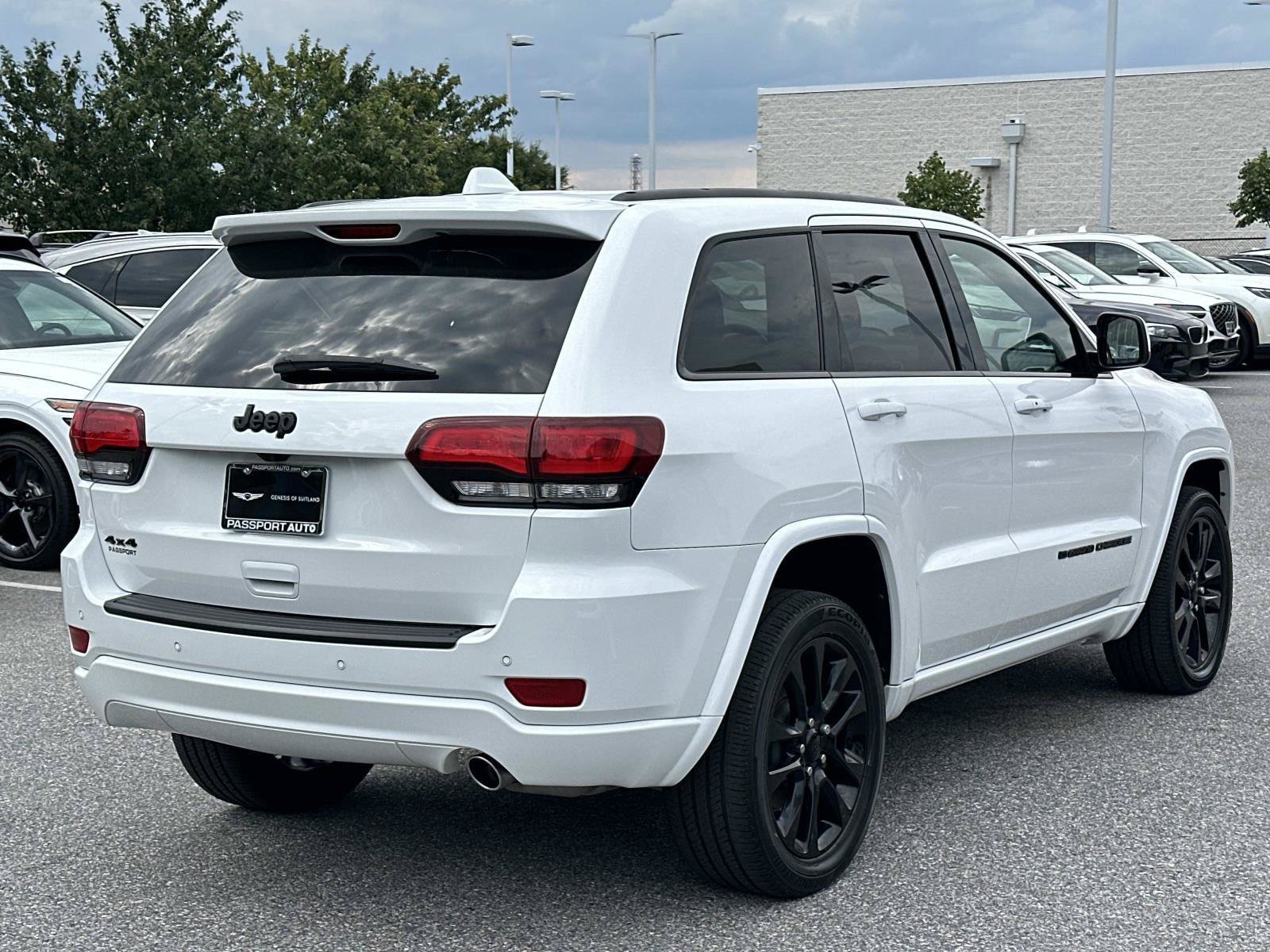 Used 2022 Jeep Grand Cherokee Laredo X AWD/4WD image 5