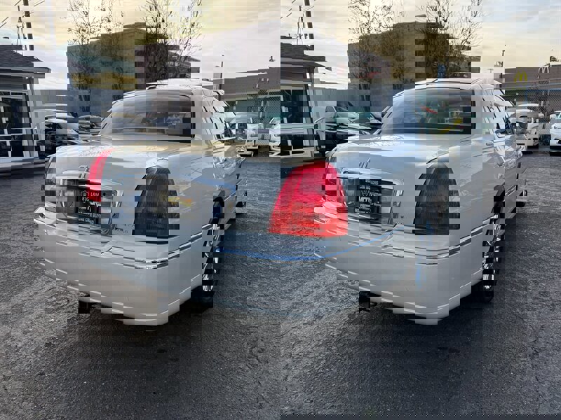 Used 2007 Lincoln Town Car Designer Series image 5