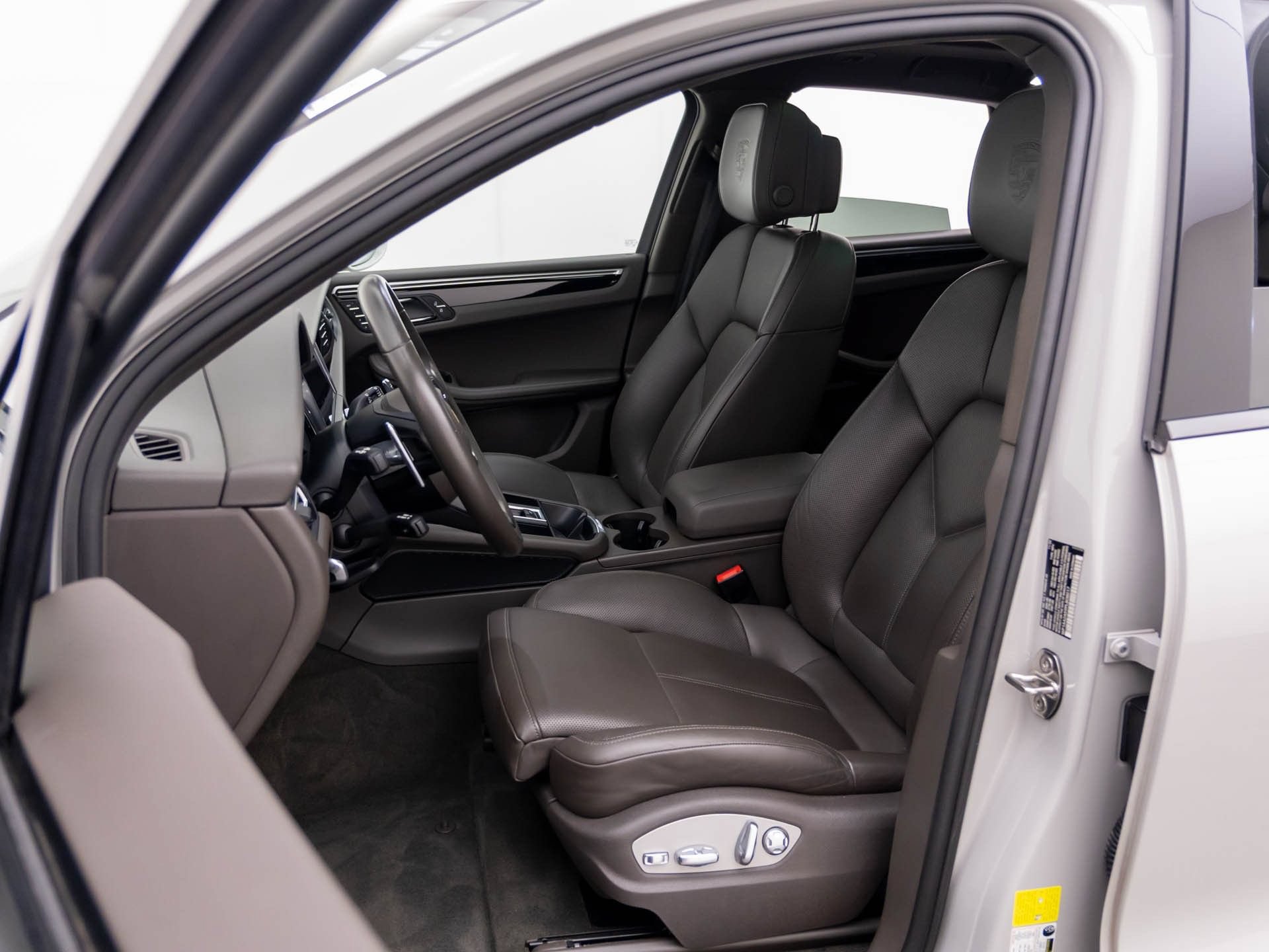 Certified 2023 Porsche Macan AWD/4WD image 5