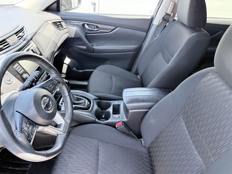 Used 2018 Nissan Rogue SV w/ Premium Package FWD image 18