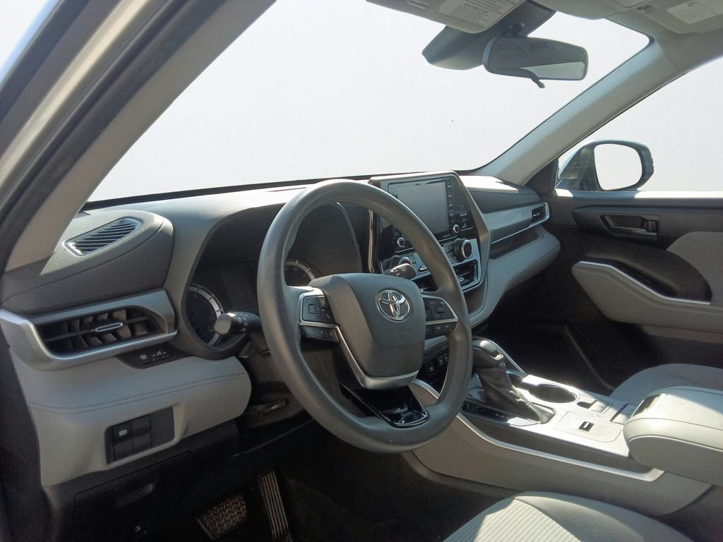 Used 2021 Toyota Highlander L FWD image 21