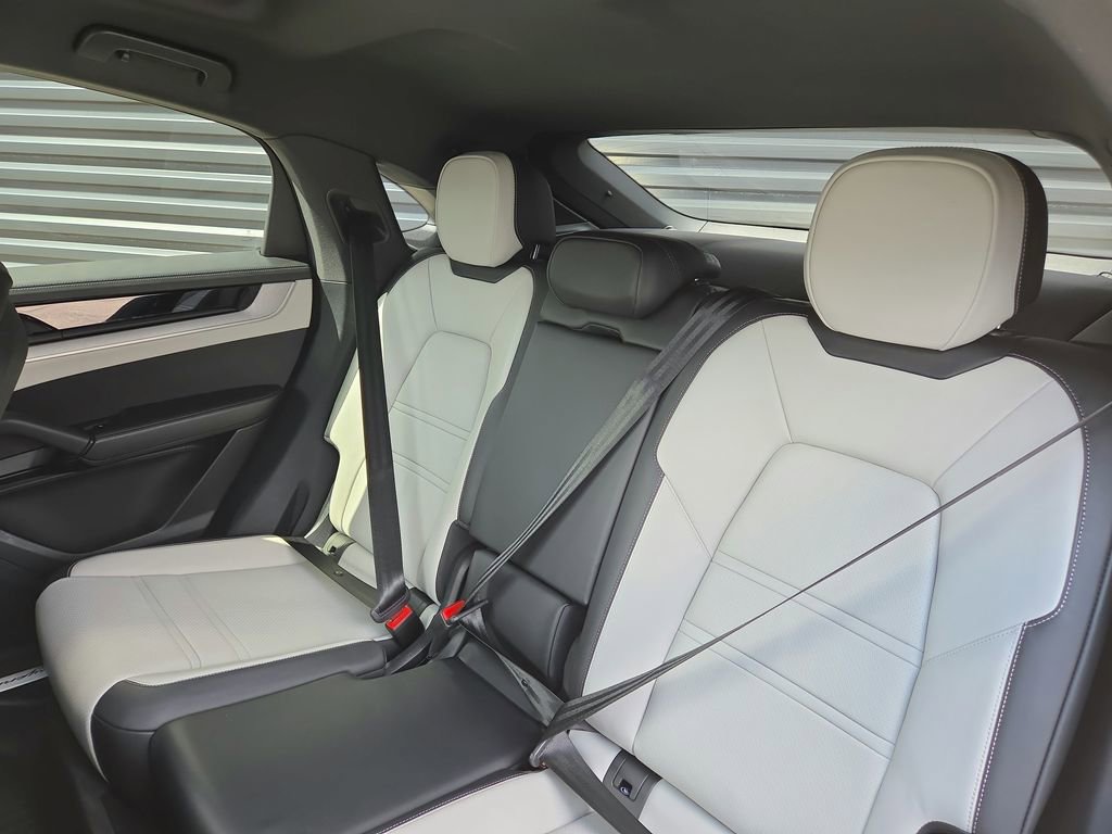 Certified 2025 Porsche Cayenne E-Hybrid Coupe image 16