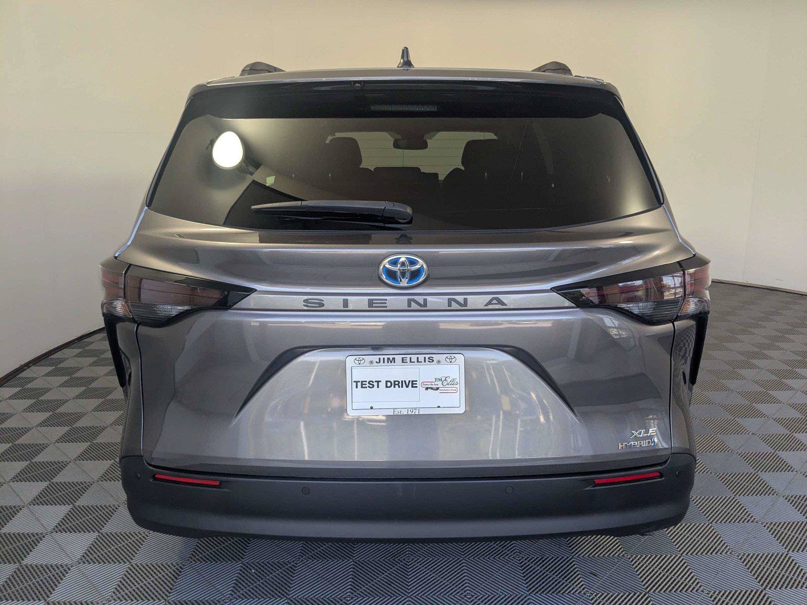 Certified 2024 Toyota Sienna XLE FWD image 6
