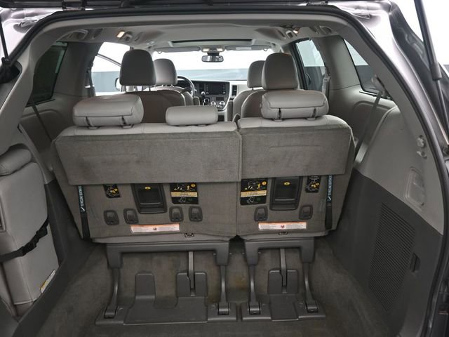 Used 2018 Toyota Sienna XLE FWD image 16