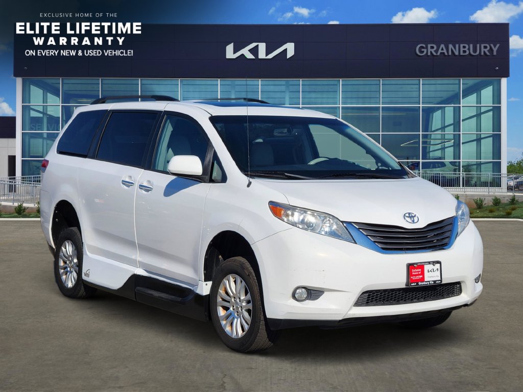 Used 2014 Toyota Sienna XLE FWD image 3