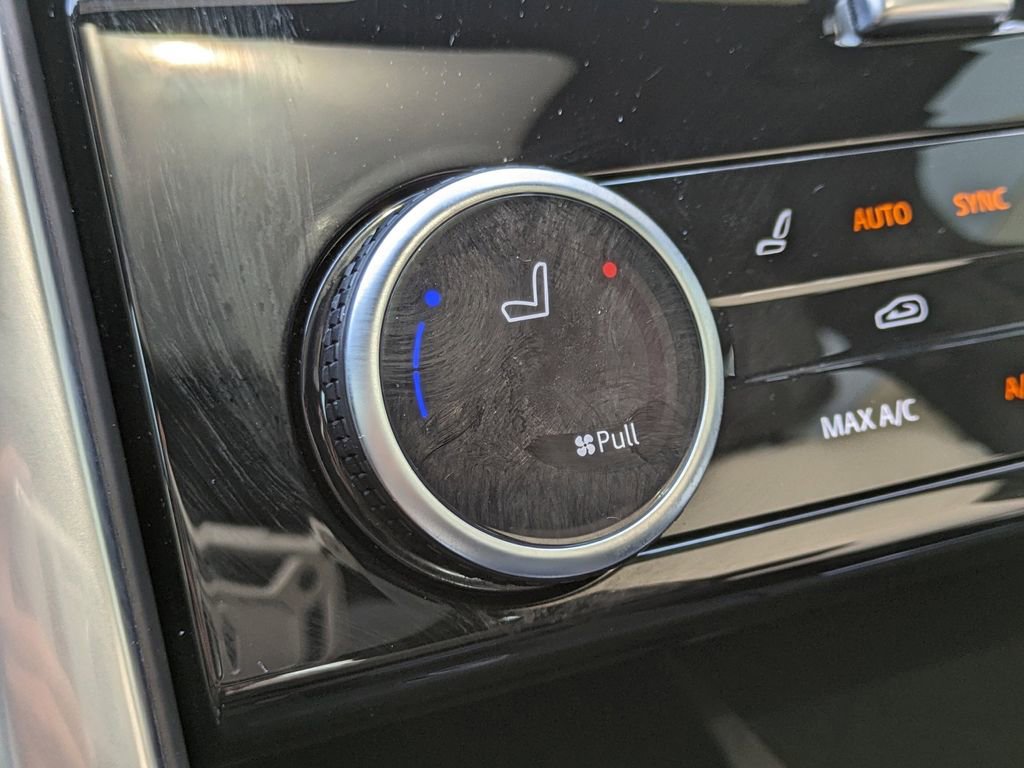 Used 2024 Land Rover Discovery Dynamic SE image 35