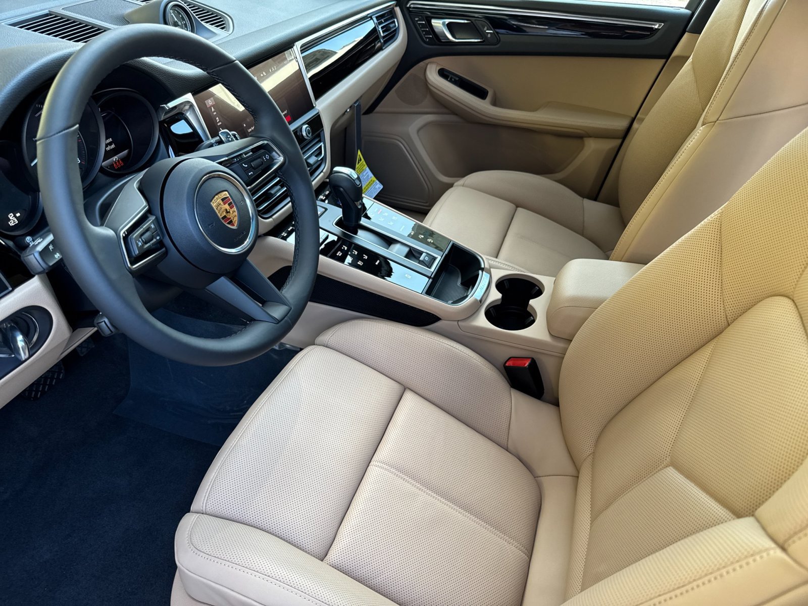 Certified 2026 Porsche Macan AWD/4WD image 4