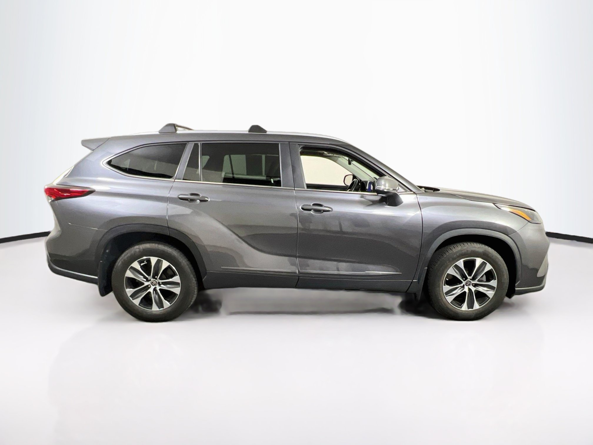 Used 2023 Toyota Highlander XLE AWD/4WD image 4