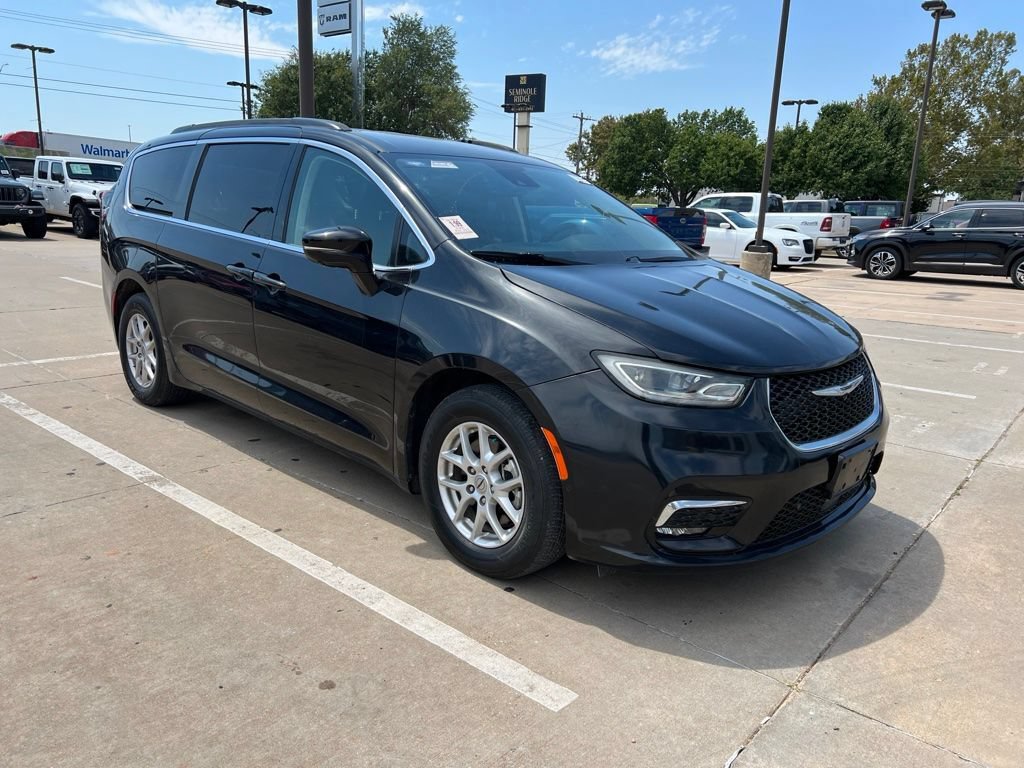 Used 2022 Chrysler Pacifica Touring-L w/ Uconnect Theater Family Group