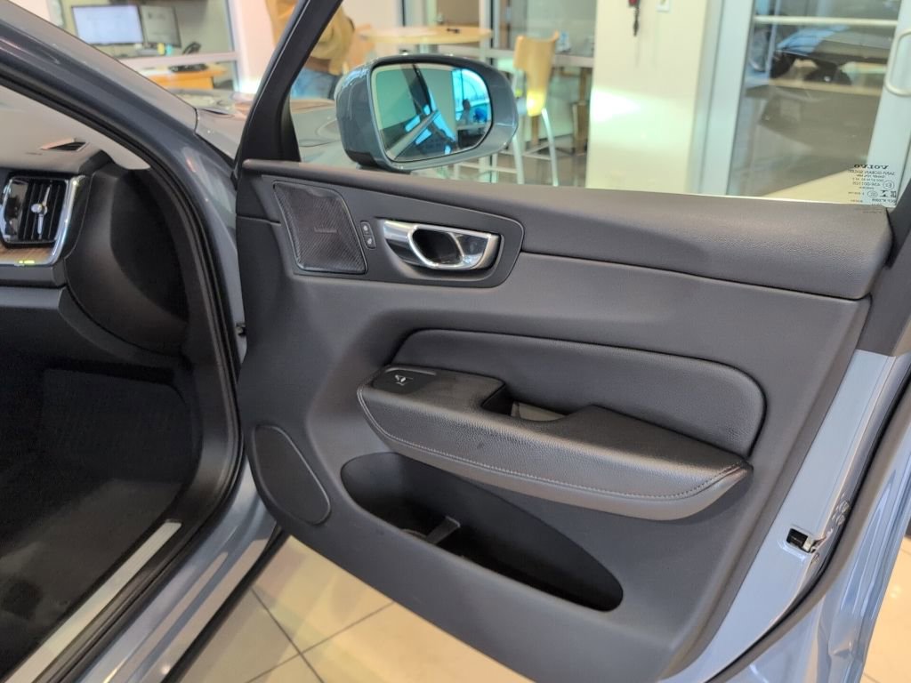 Used 2022 Volvo XC60 B5 Momentum w/ Advanced Package image 46