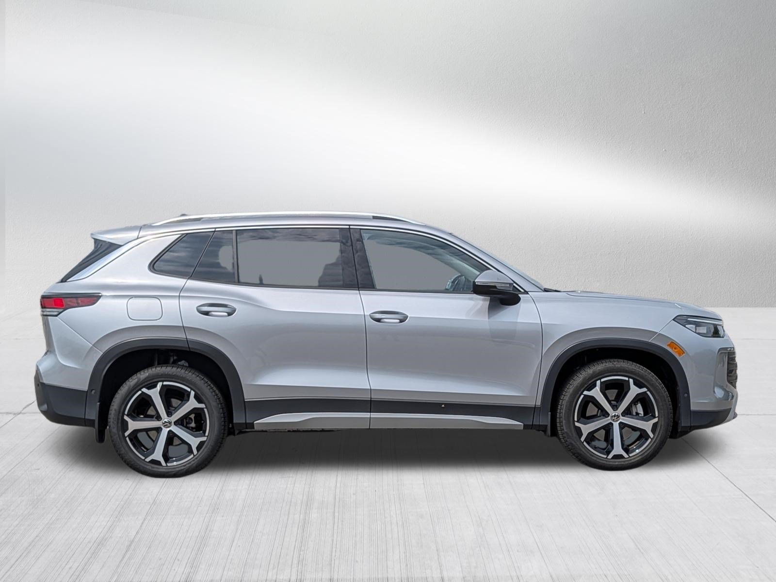 Certified 2026 Volkswagen Tiguan SE AWD/4WD image 8