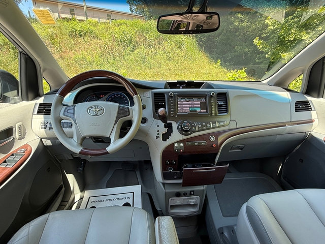 Used 2013 Toyota Sienna Limited w/ Premium Pkg FWD image 10