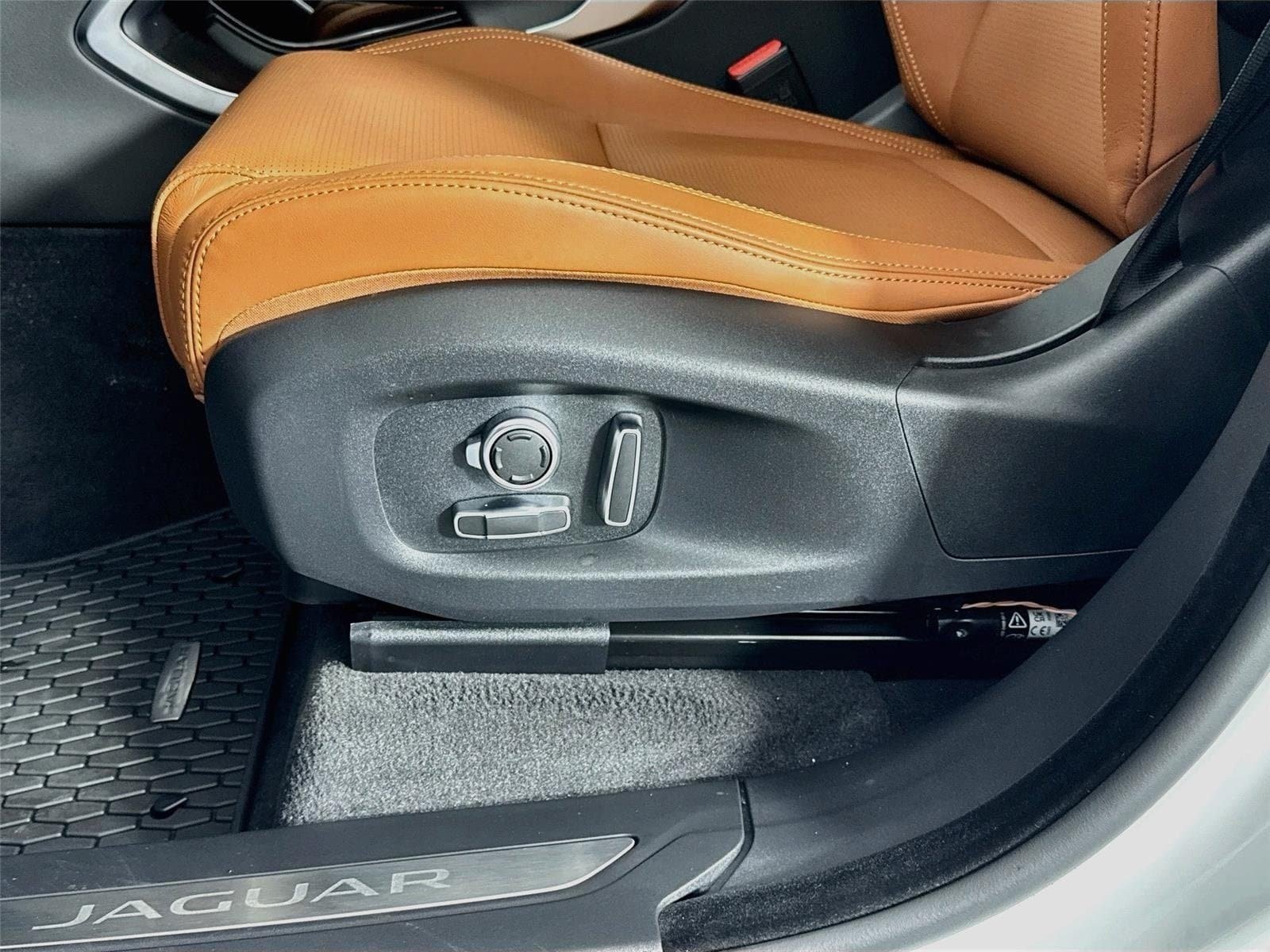 New 2026 Jaguar F-PACE R-Dynamic S AWD/4WD image 22