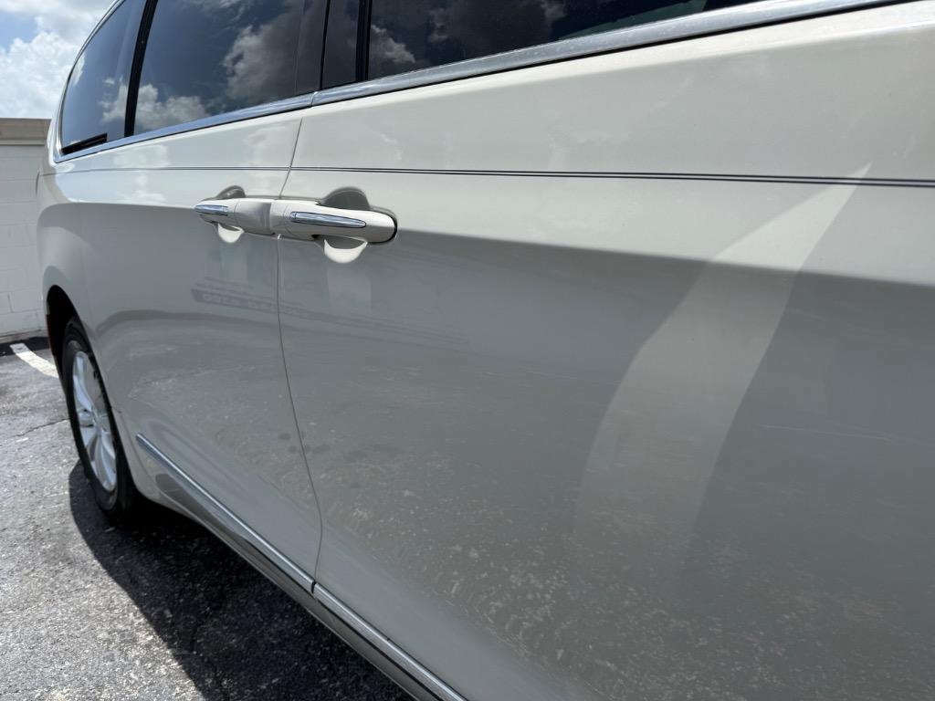 Used 2017 Chrysler Pacifica Touring-L FWD image 5