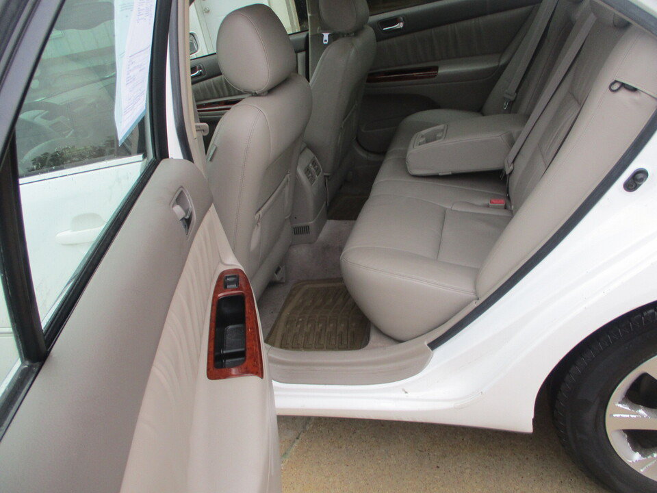 Used 2005 Toyota Camry XLE w/ VSC & Side Airbag Pkg FWD image 8