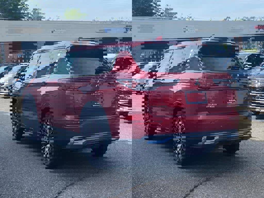 New 2025 Mitsubishi Outlander SE image 2