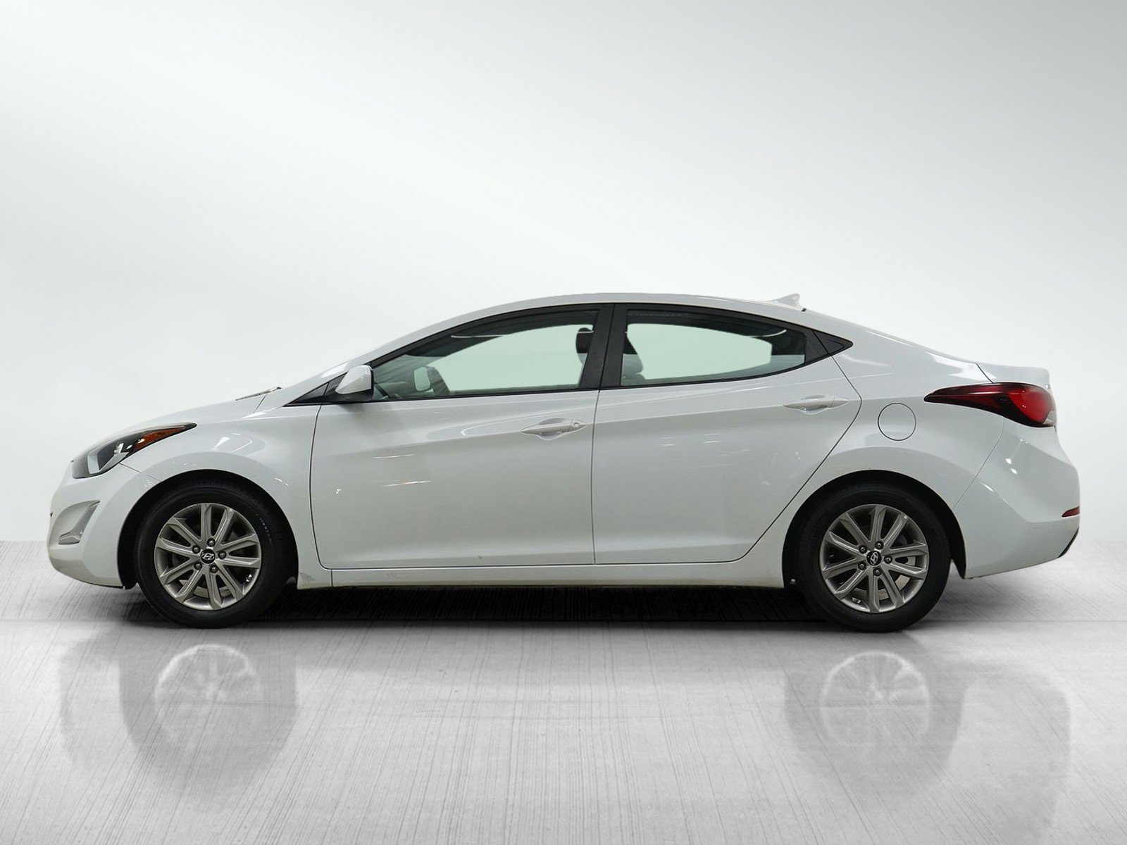 Used 2015 Hyundai Elantra SE w/ Option Group 02 FWD image 2