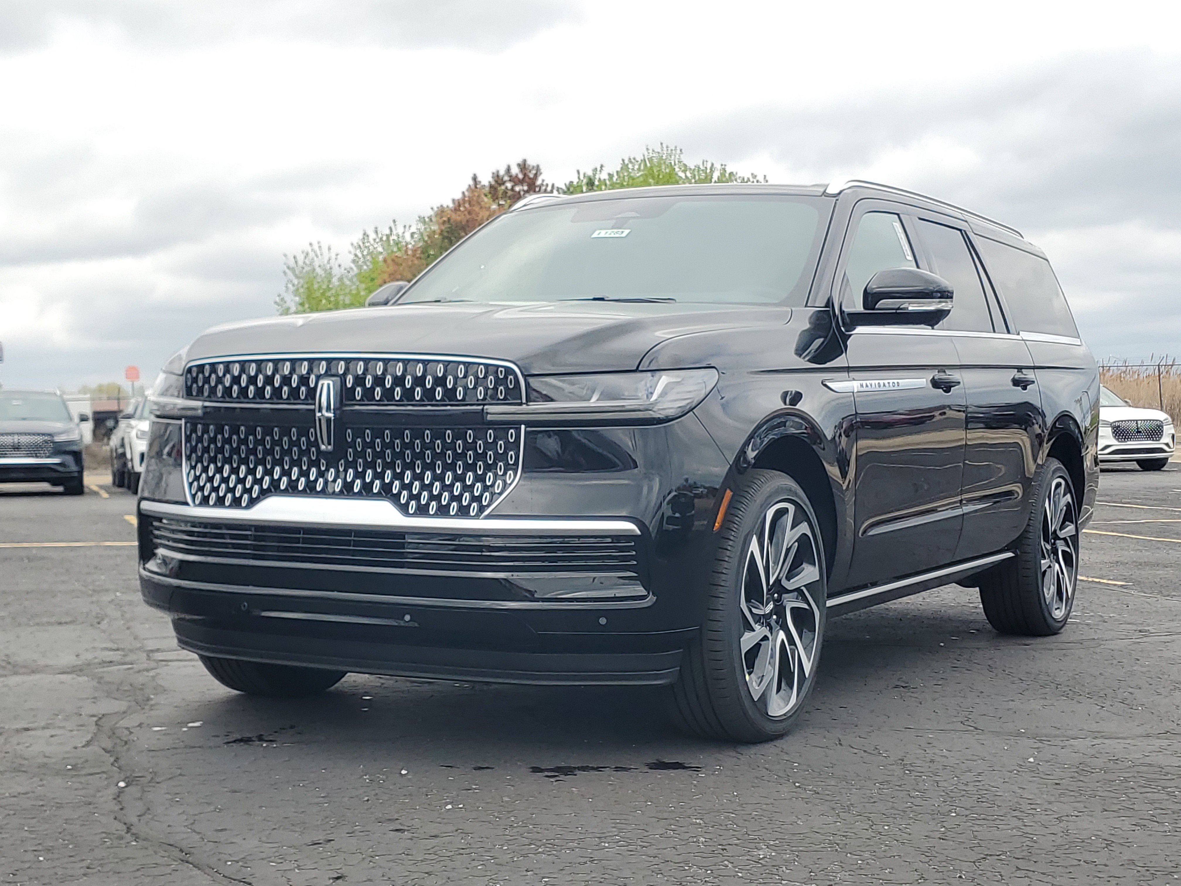 New 2026 Lincoln Navigator L Reserve AWD/4WD image 2