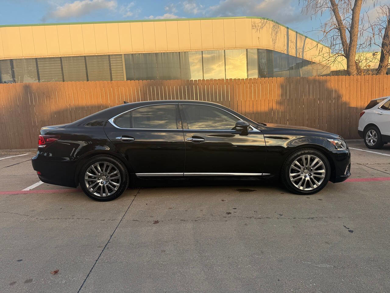 Used 2013 Lexus LS 460 w/ Comfort Pkg image 9