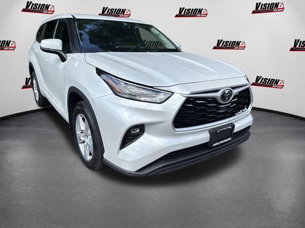 Used 2022 Toyota Highlander LE AWD/4WD image 3