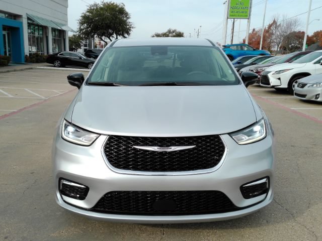 Used 2024 Chrysler Pacifica Touring-L FWD image 3