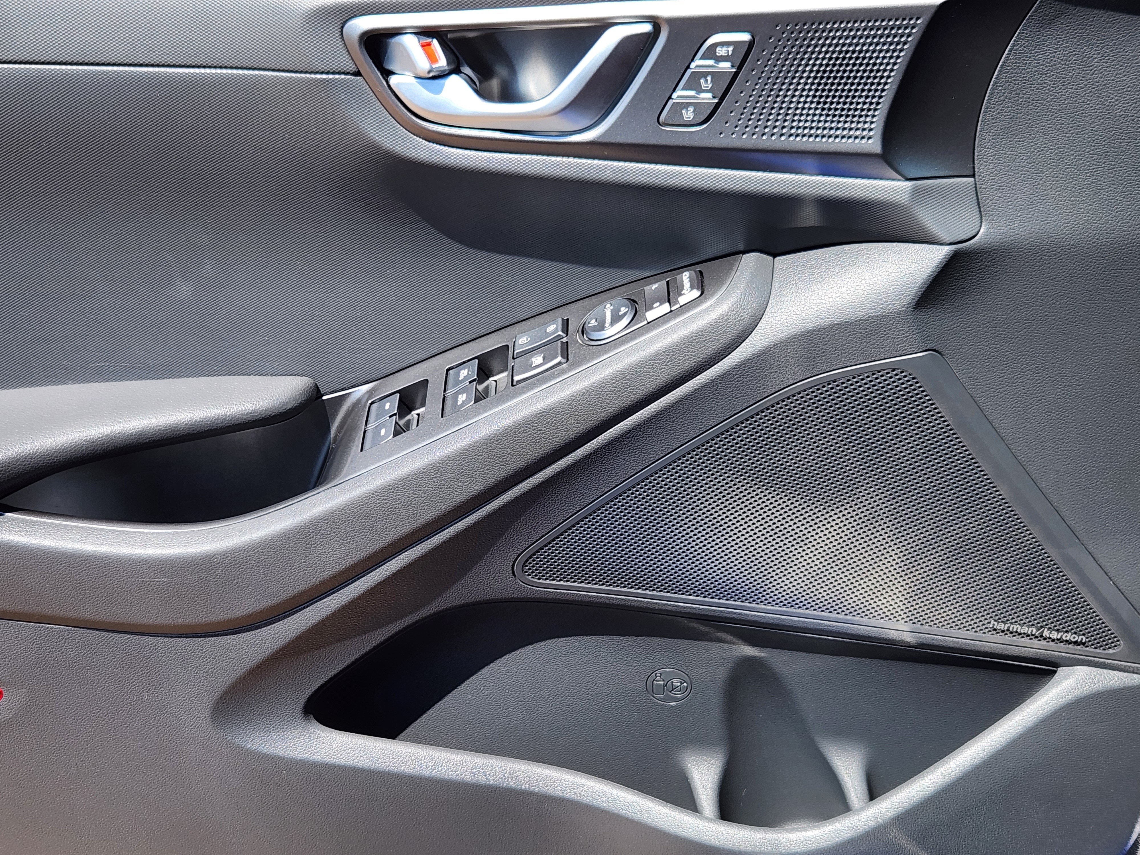 Used 2022 Hyundai Ioniq Limited FWD image 7