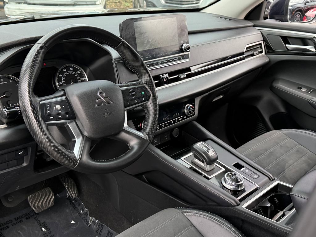 Used 2024 Mitsubishi Outlander SE image 21