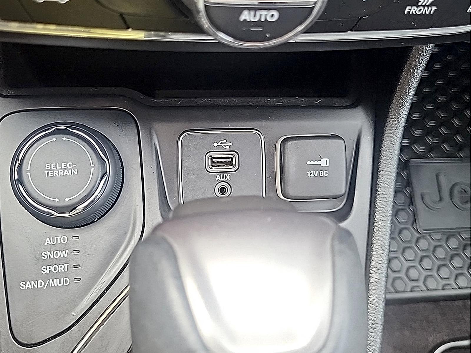 Used 2019 Jeep Cherokee Latitude Plus w/ Comfort/Convenience Group AWD/4WD image 27