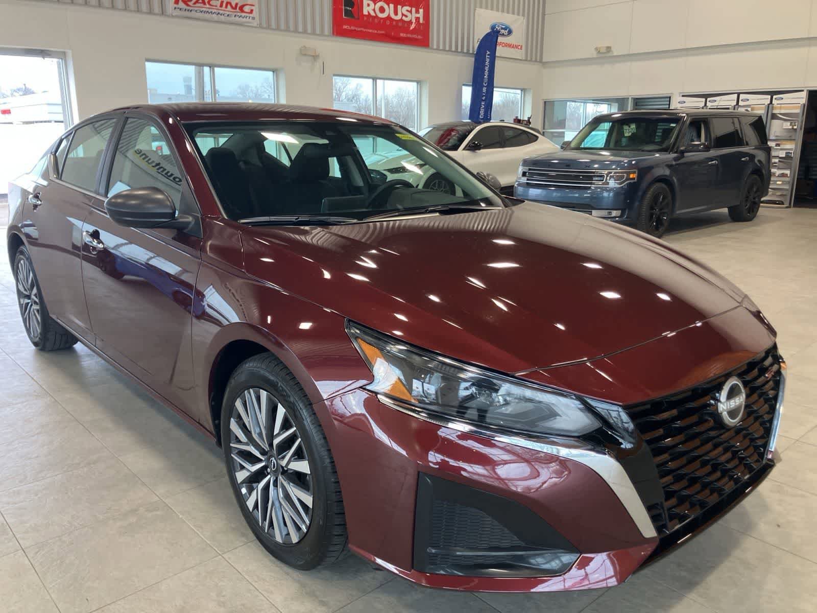 Used 2025 Nissan Altima 2.5 SV FWD image 3