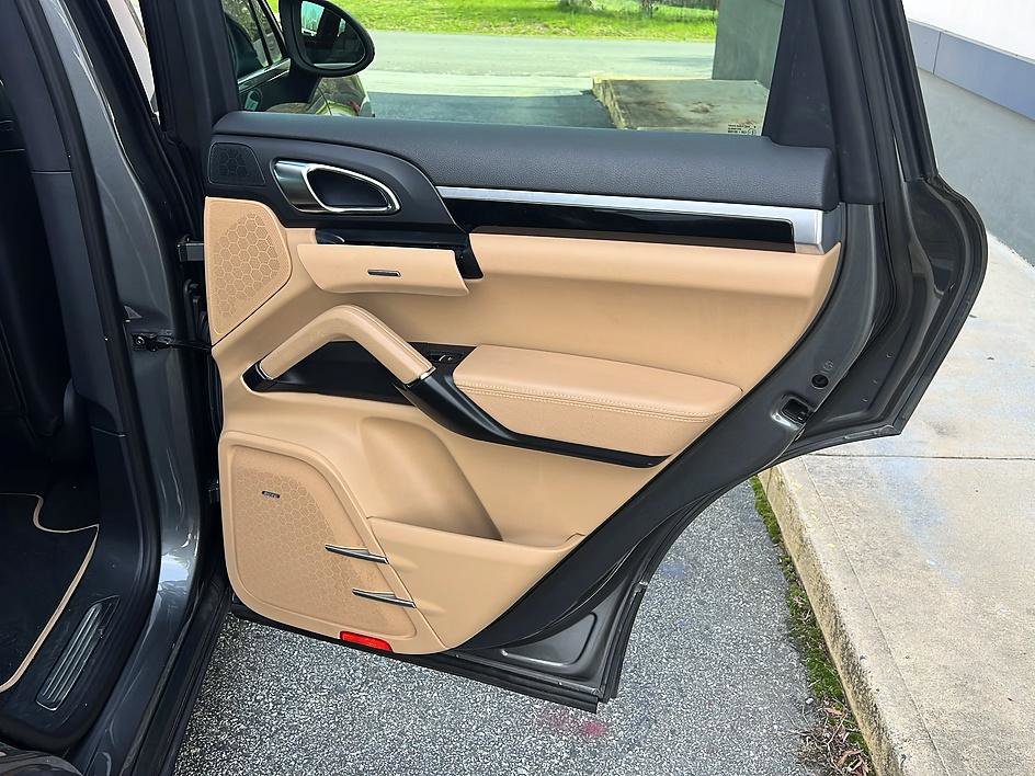 Used 2014 Porsche Cayenne Platinum Edition AWD/4WD image 30