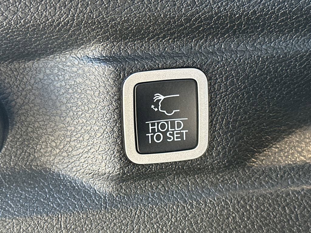 Used 2023 Jeep Grand Cherokee L Limited w/ Black Appearance Package image 20