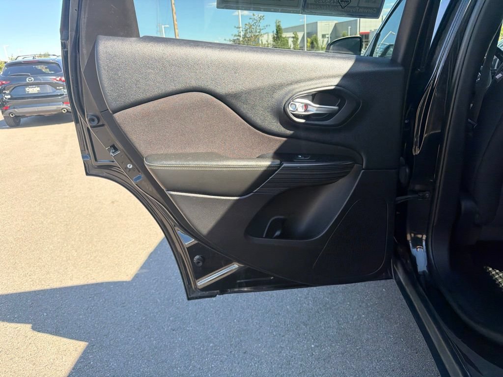 Used 2016 Jeep Cherokee Latitude w/ Cold Weather Group AWD/4WD image 18