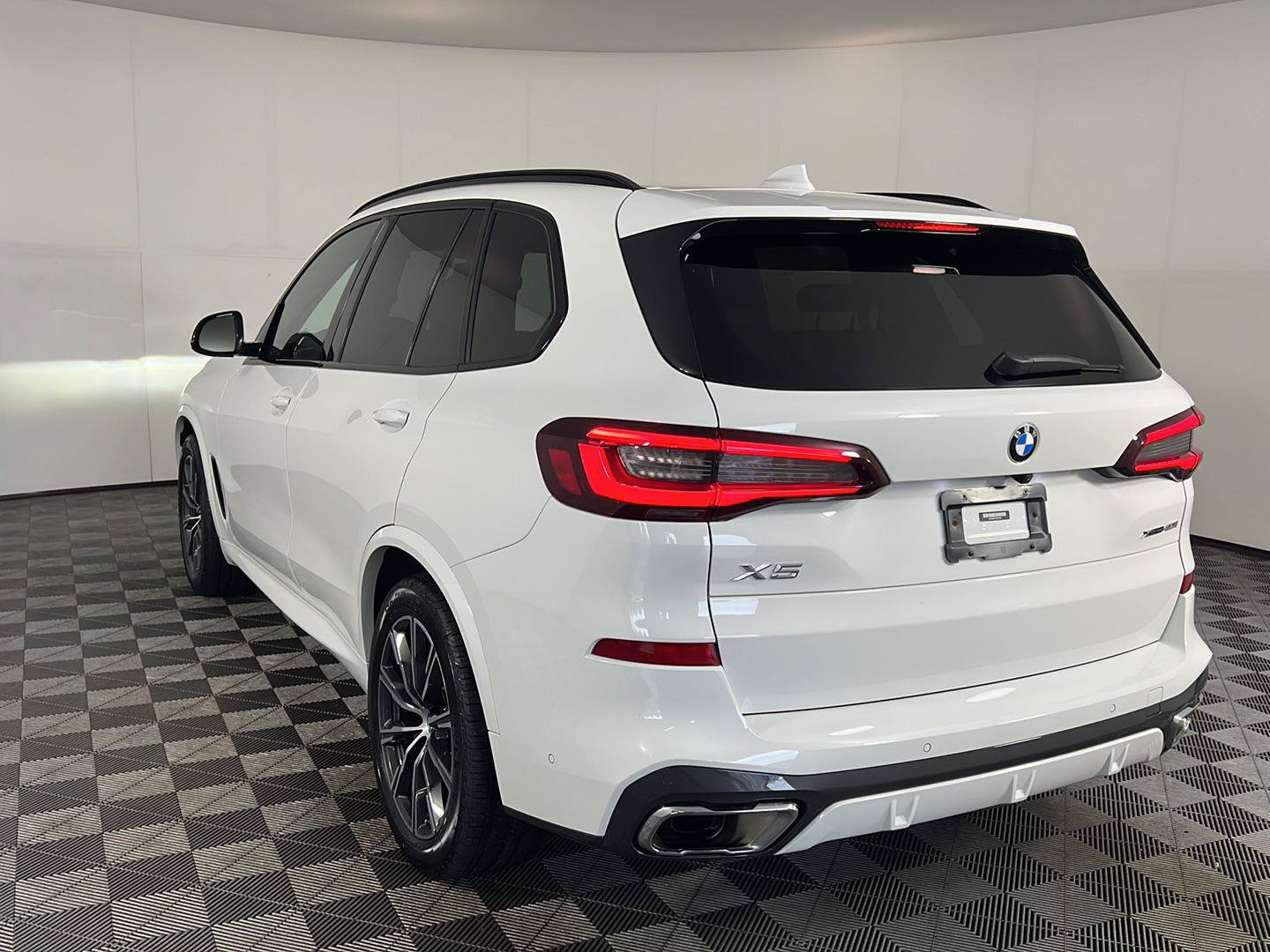 Used 2023 BMW X5 xDrive40i w/ M Sport Package AWD/4WD image 9