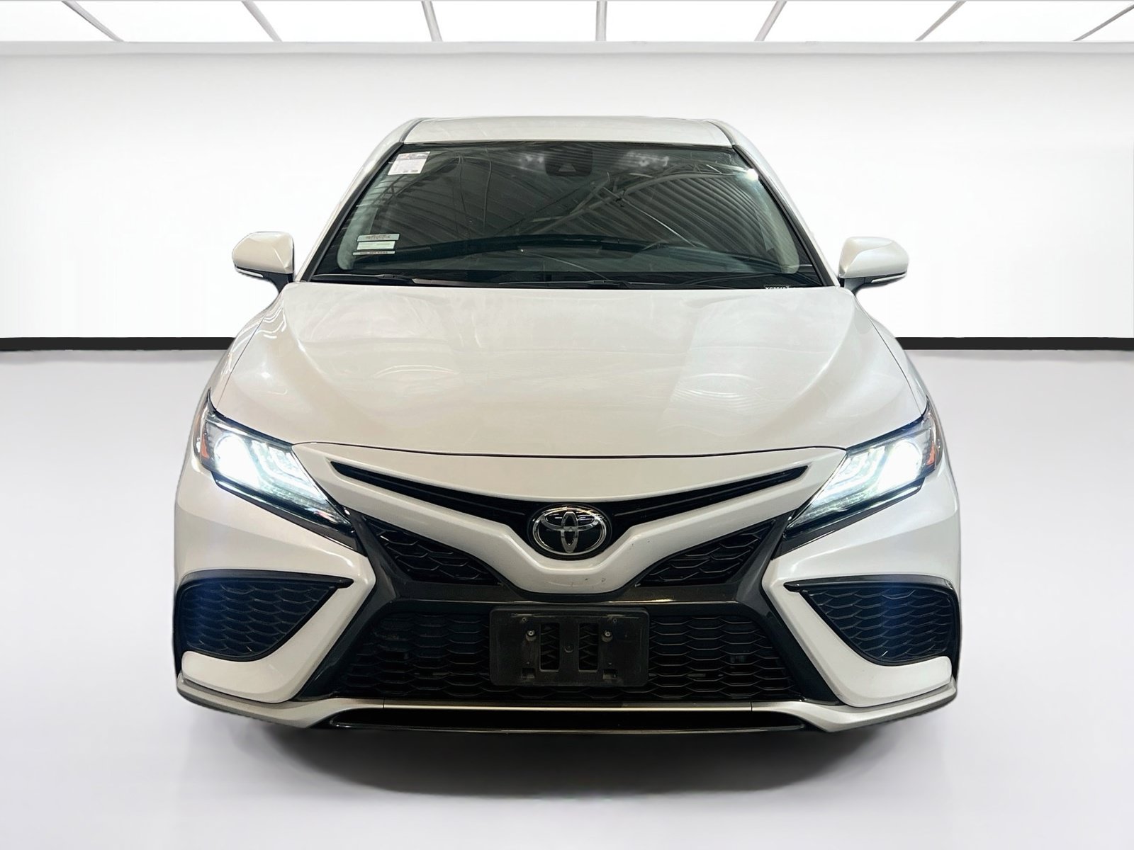 Used 2024 Toyota Camry XSE FWD image 2