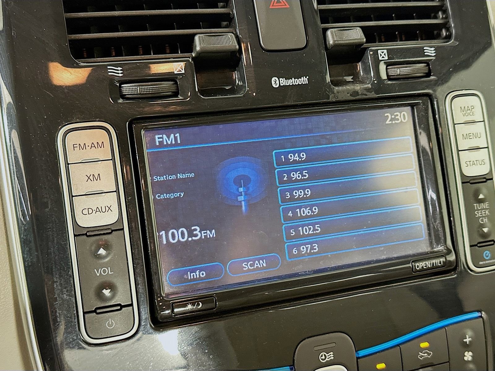 Used 2011 Nissan Leaf SL w/ Eco Design Pkg image 16