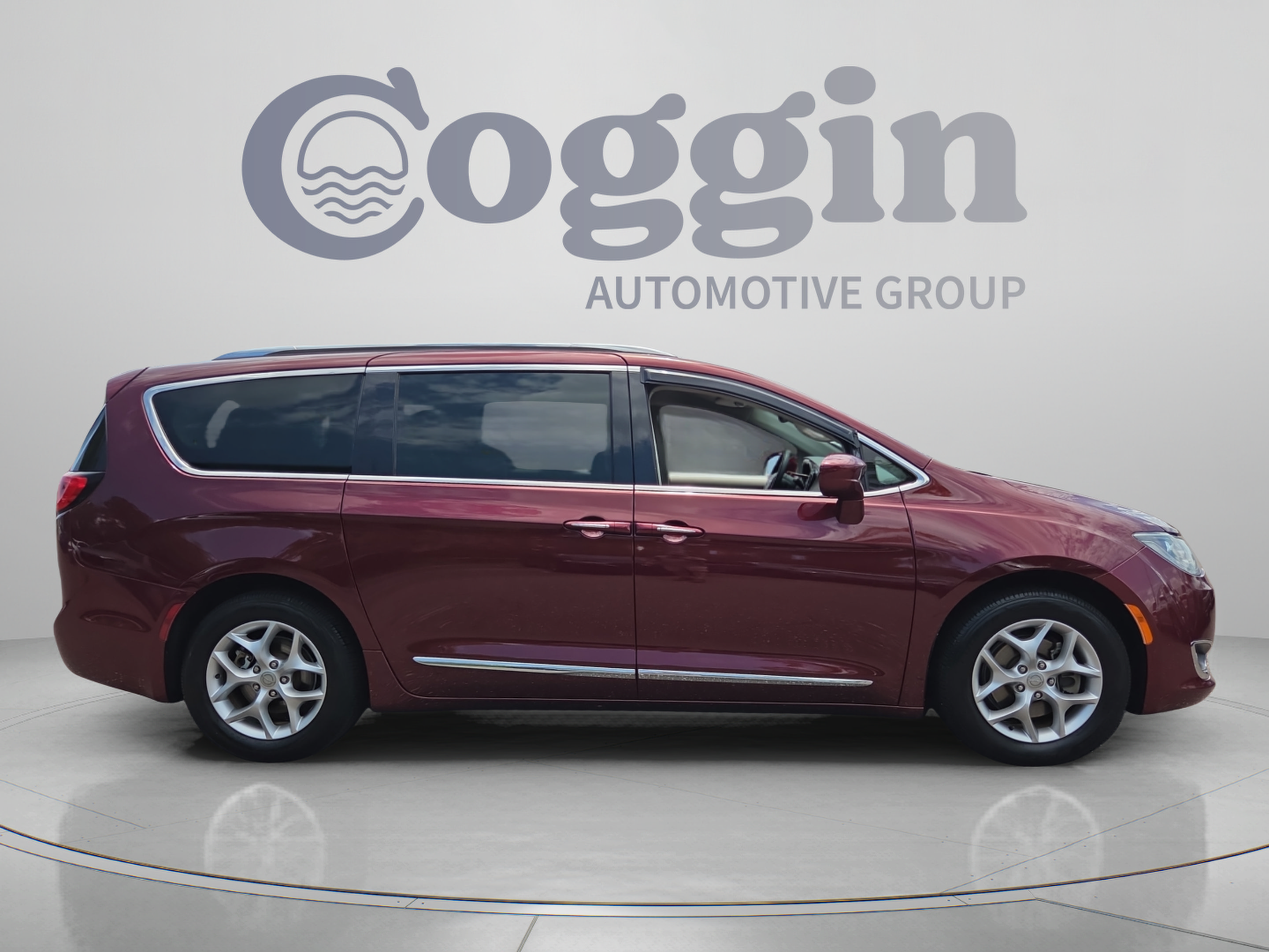 Used 2018 Chrysler Pacifica Touring-L w/ Tire & Wheel Group FWD image 6