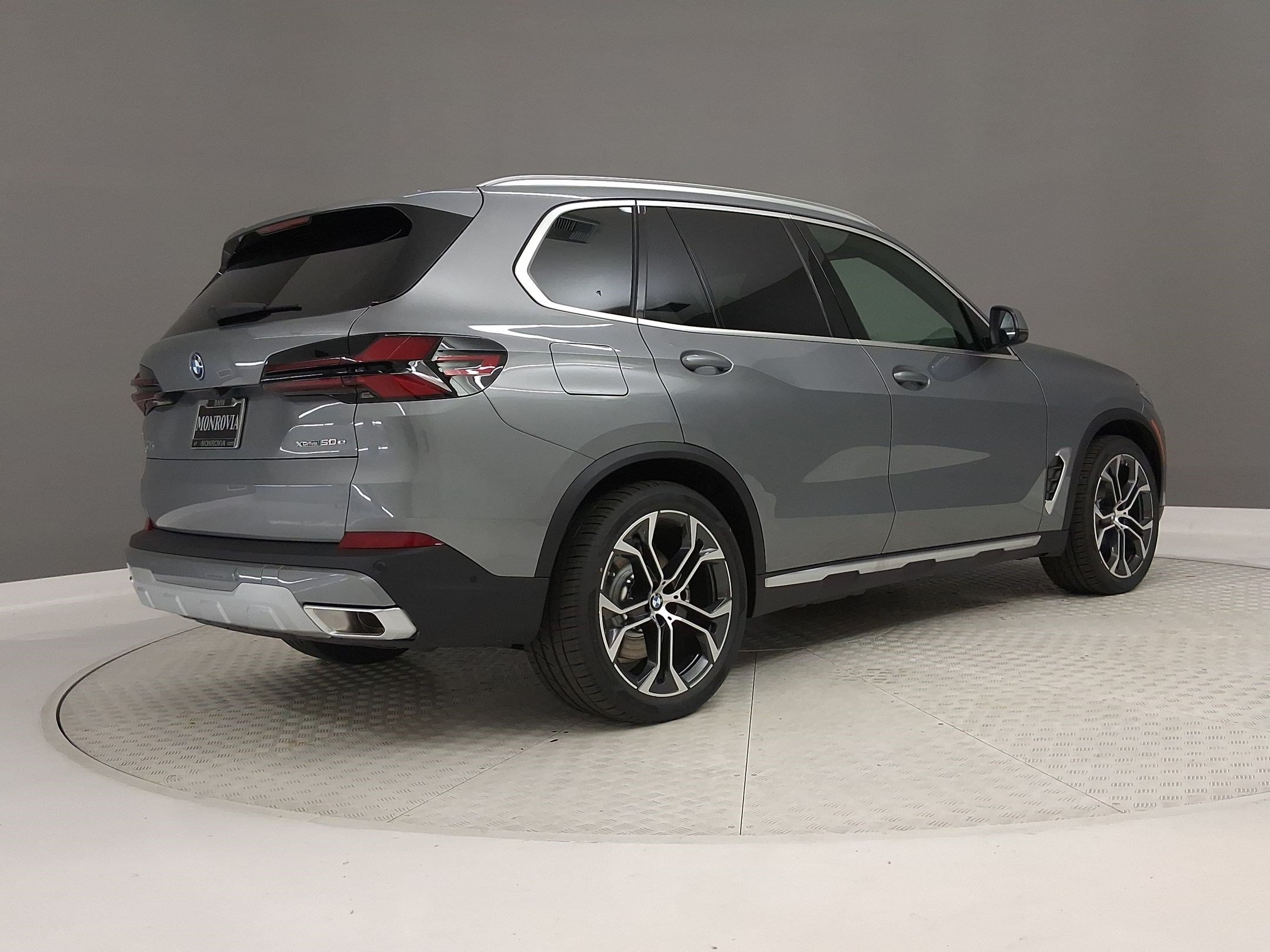 New 2026 BMW X5 xDrive50e w/ Premium Package AWD/4WD image 7