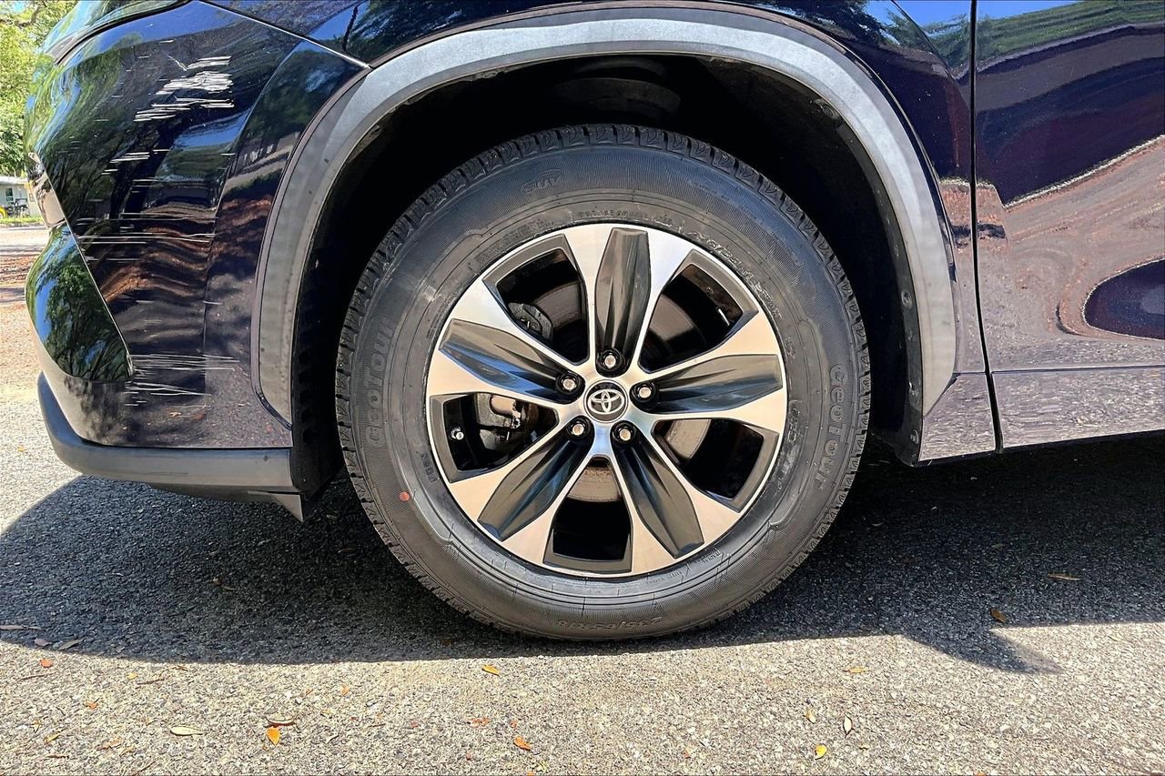 Used 2020 Toyota Highlander XLE FWD image 35