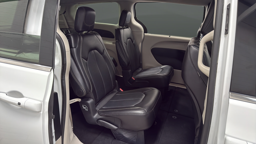 Used 2024 Chrysler Pacifica Touring-L FWD image 24