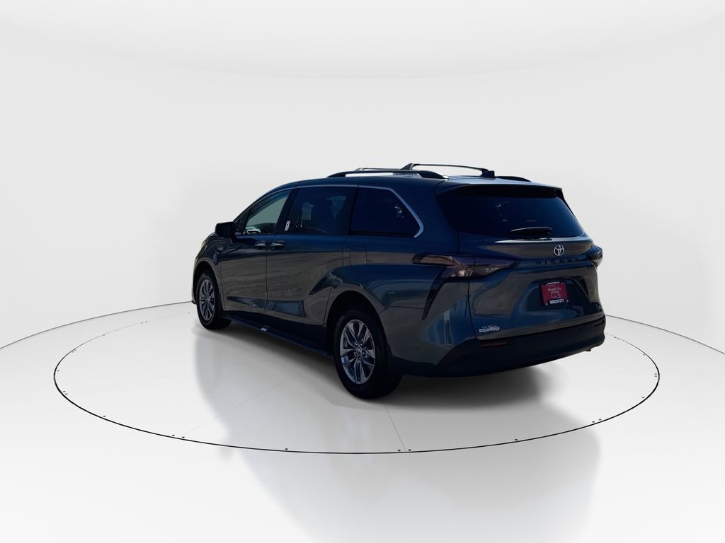 Used 2025 Toyota Sienna XLE FWD image 6