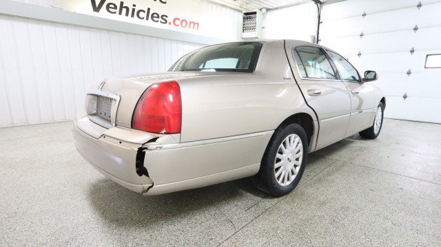 Used 2003 Lincoln Town Car Executive RWD image 6