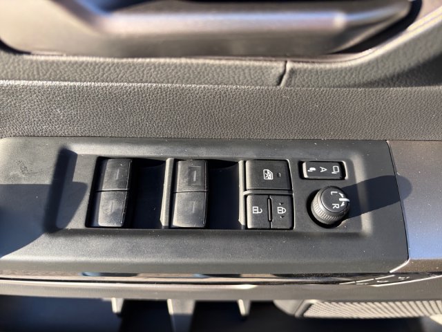Used 2025 Toyota Tundra Limited AWD/4WD image 27