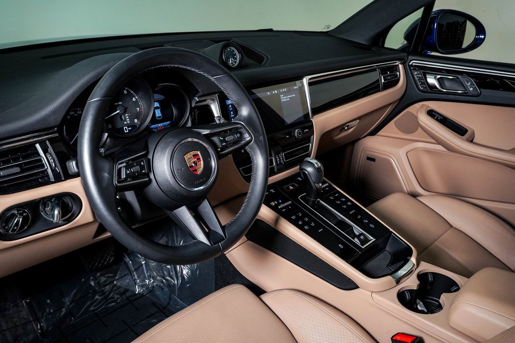 Certified 2025 Porsche Macan image 4